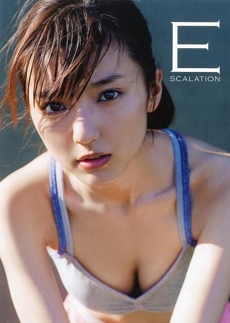 Yesasia 真野恵里菜 写真集 『 Escalation 』 女性アーティスト写真集写真集／ポスター 栗山秀作／撮影 ワニブックス 日本のグッズ 無料配送 北米サイト 